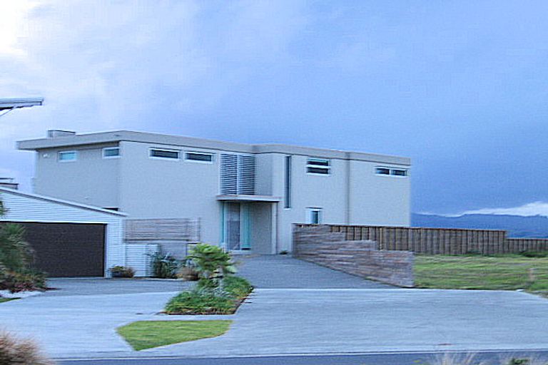 Photo of property in 9 Taumata Road, Omaha, 0986