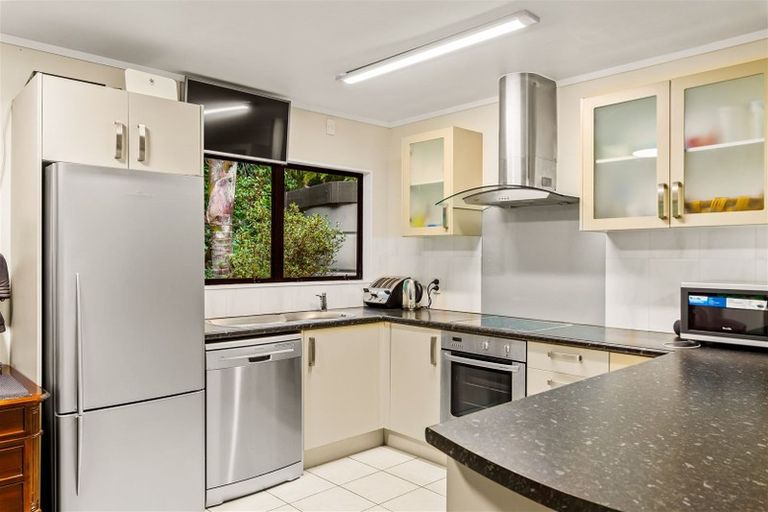 Photo of property in 560 Scenic Drive, Waiatarua, Auckland, 0612