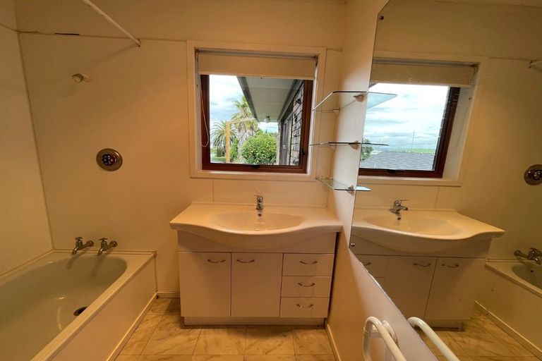 Photo of property in 27 Chatsworth Crescent, Pakuranga Heights, Auckland, 2010