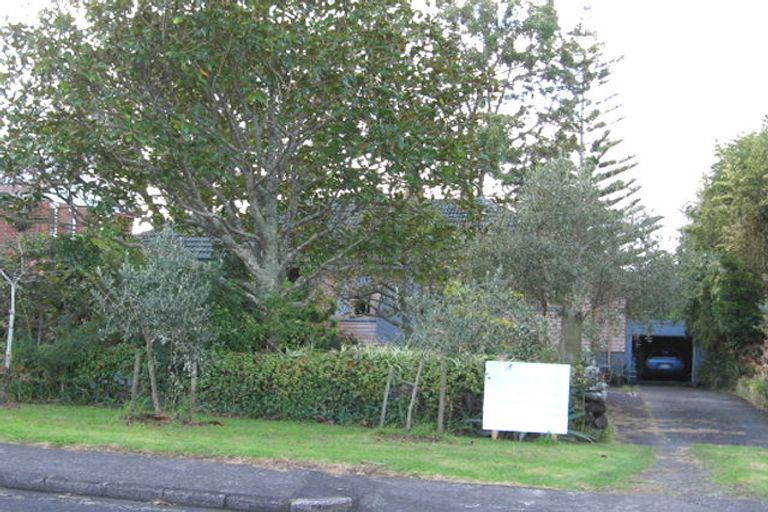 Photo of property in 8 Rewarewa Road, Te Atatu Peninsula, Auckland, 0610