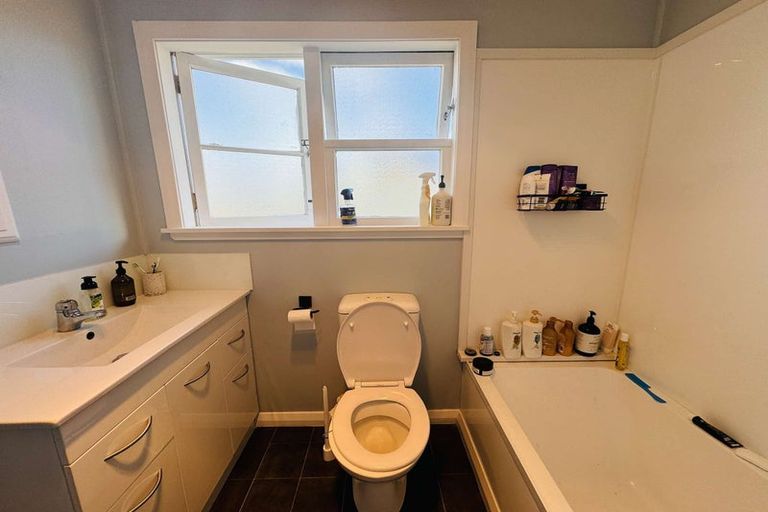 Photo of property in 21 Vernon Avenue, Takaro, Palmerston North, 4412