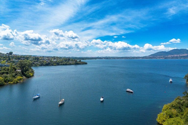 Photo of property in 100 Loch Views Road, Acacia Bay, Taupo, 3385