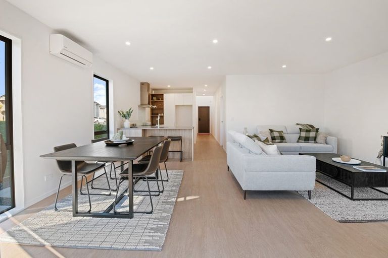 Photo of property in 2/529g Massey Road, Mangere, Auckland, 2022