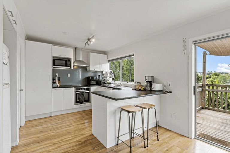 Photo of property in 2/247 Wairau Road, Totara Vale, Auckland, 0627