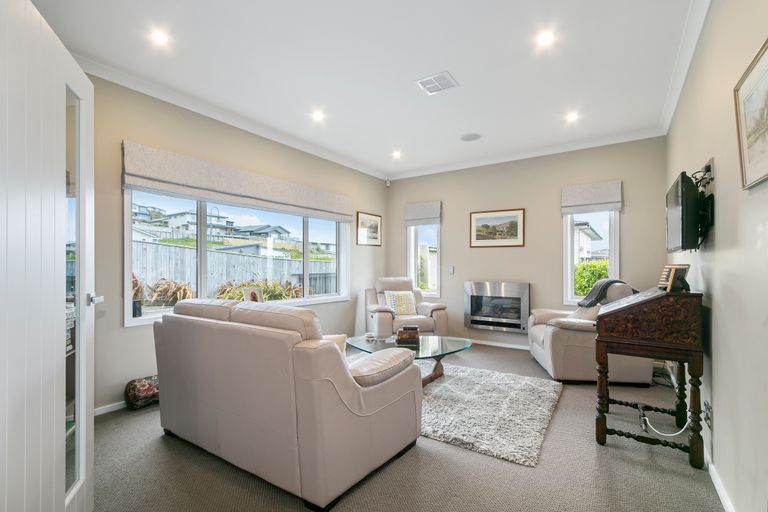 Photo of property in 15 Canary Way, Whitby, Porirua, 5024