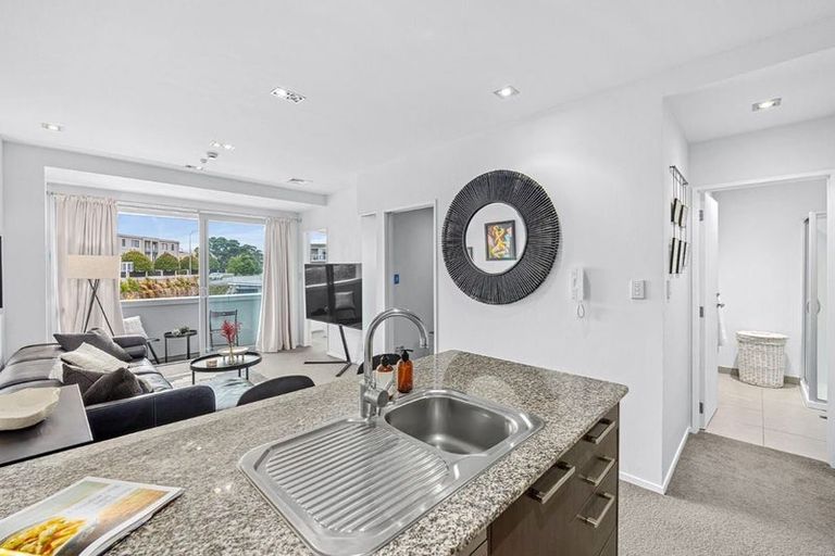 Photo of property in Shoal Haven Apartments, 307a/130 Anzac Street, Takapuna, Auckland, 0622