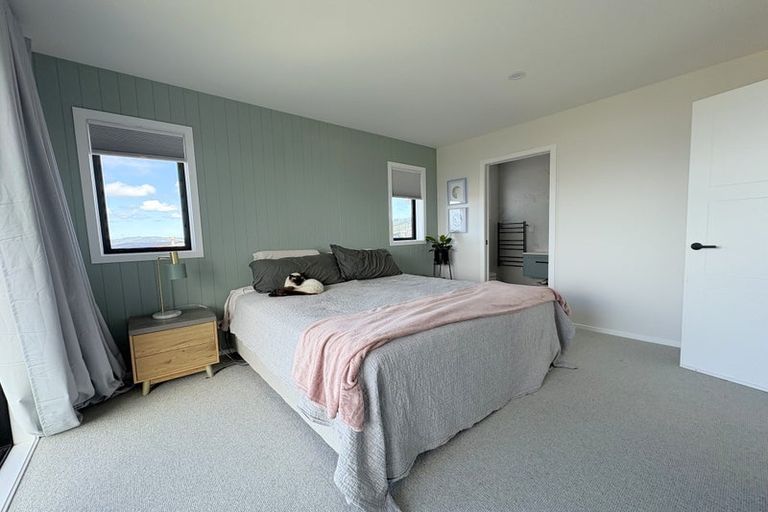 Photo of property in 37 Boeing Way, Newlands, Wellington, 6037