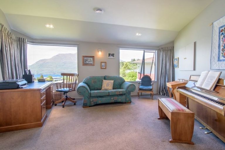 Photo of property in 25 Avalon Crescent, Fernhill, Queenstown, 9300
