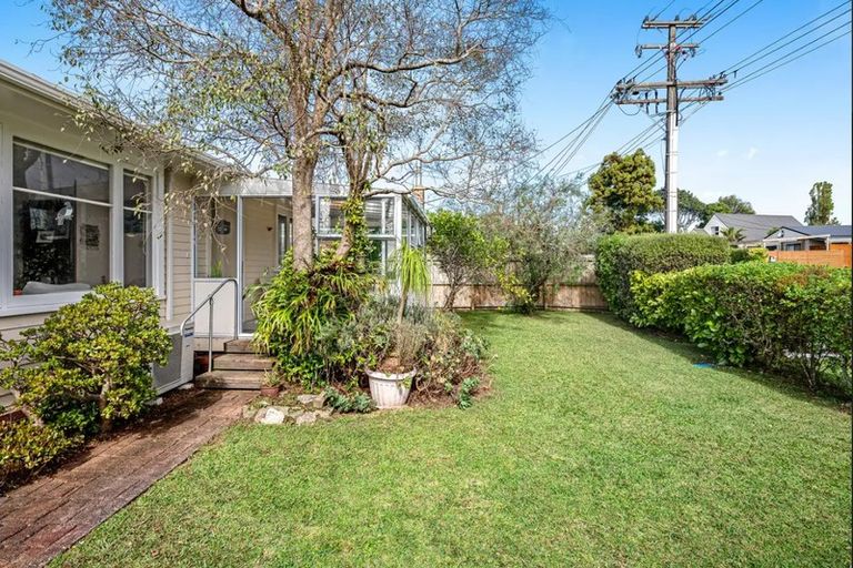 Photo of property in 14 Ward Crescent, Te Atatu Peninsula, Auckland, 0610