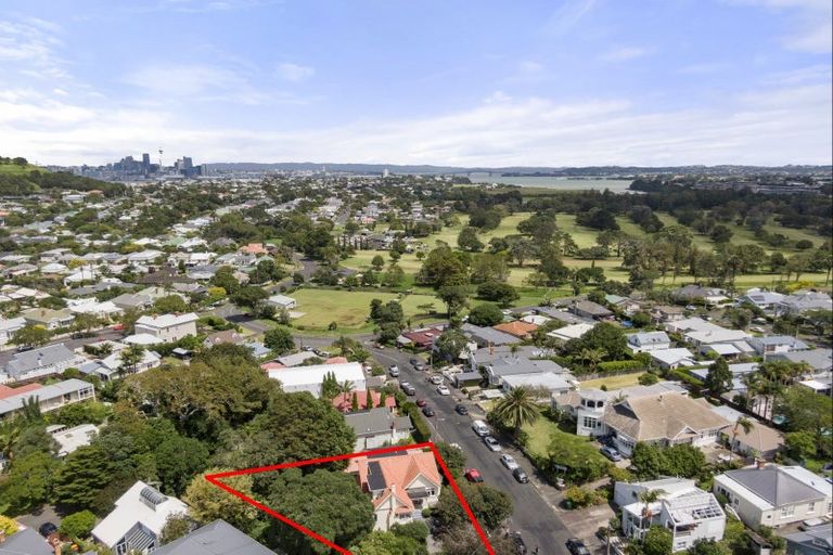 Photo of property in 1 Grove Road, Devonport, Auckland, 0624