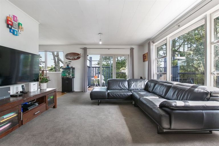 Photo of property in 87 Oreil Avenue, West Harbour, Auckland, 0618