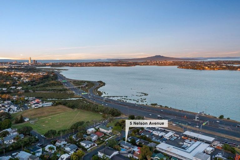 Photo of property in 1/5 Nelson Avenue, Northcote Point, Auckland, 0627