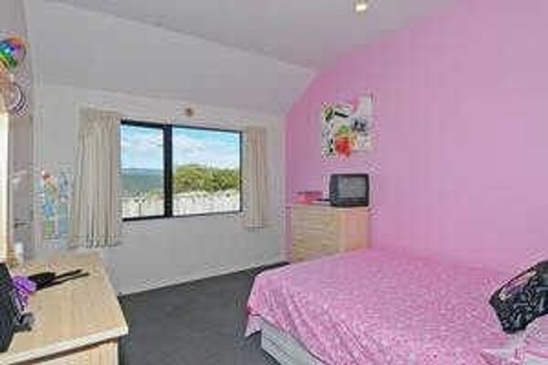 Photo of property in 9a Ormrod Grove, Riverstone Terraces, Upper Hutt, 5018