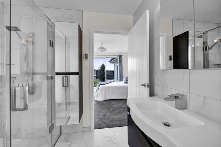 Photo of property in 4 Vardon Way, Waiwhakaiho, New Plymouth, 4312