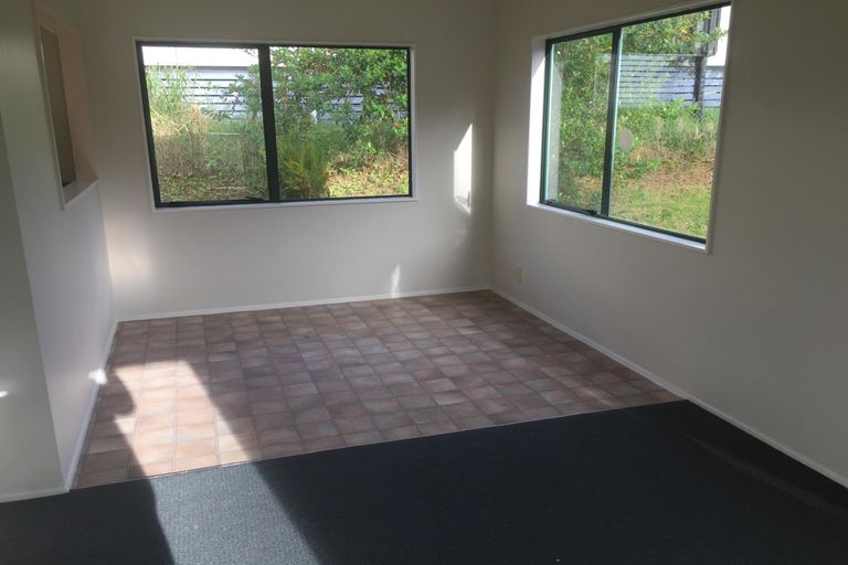 Photo of property in 15 Aldern Road, Massey, Auckland, 0614