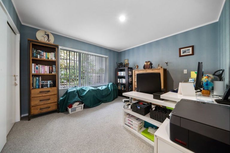 Photo of property in 33 Heta Road, Highlands Park, New Plymouth, 4312