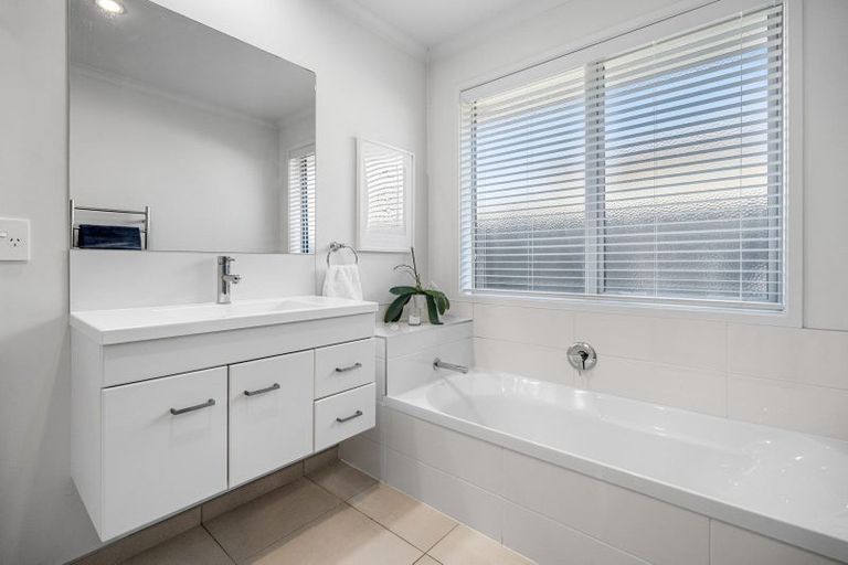 Photo of property in 33 Rainey Crescent, Papamoa Beach, Papamoa, 3118