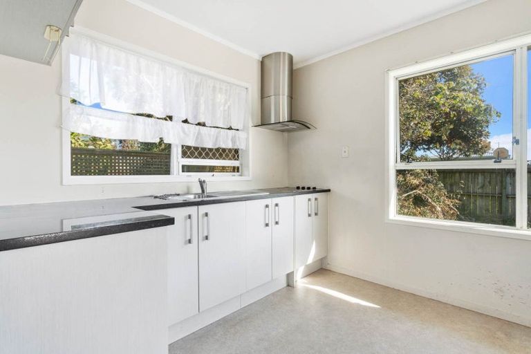 Photo of property in 1/69 Hepburn Road, Glendene, Auckland, 0602
