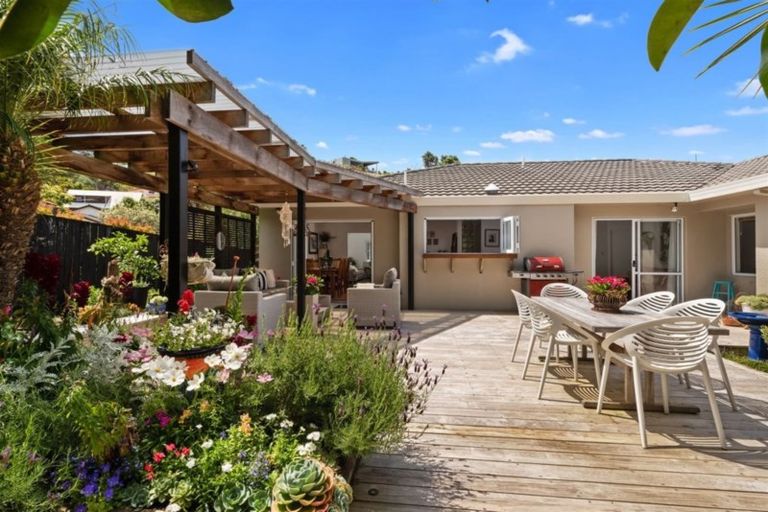 Photo of property in 20 Penguin Drive, Murrays Bay, Auckland, 0630