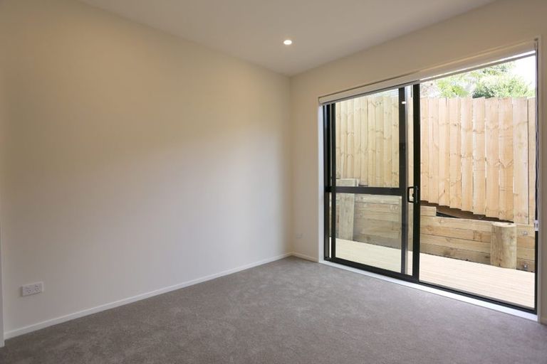 Photo of property in 1a Kirkdale Place, Northcross, Auckland, 0632