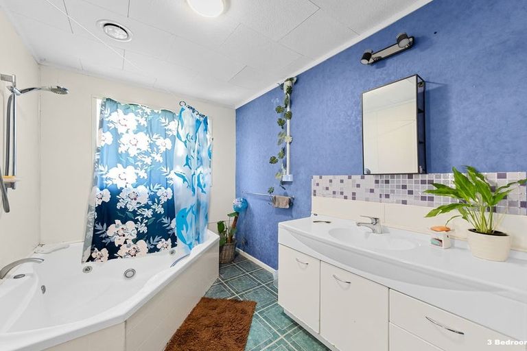 Photo of property in 42 Simons Street, Moturoa, New Plymouth, 4310