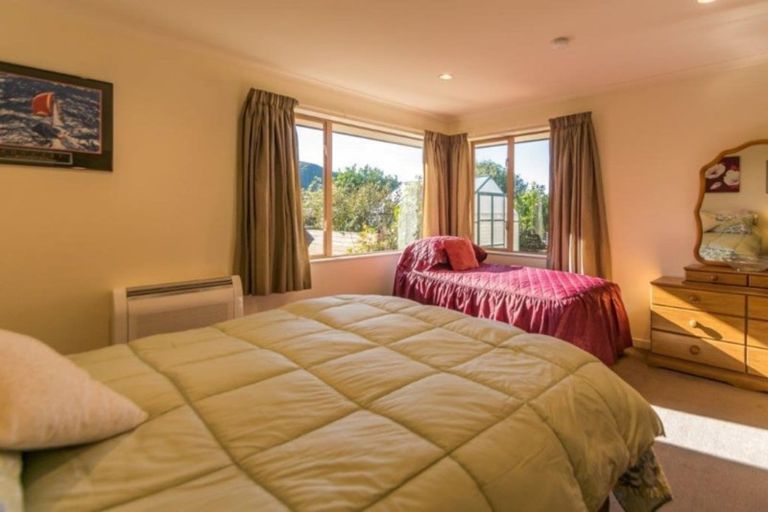 Photo of property in 14 Ranui Street, Waikawa, Picton, 7220