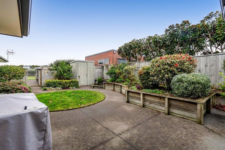 Photo of property in 6 Saint Andrews Parkway, Waiwhakaiho, New Plymouth, 4312