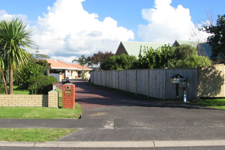 Photo of property in 32 Settlers Grove, Orewa, 0931