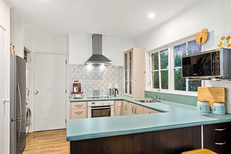 Photo of property in 2/220 East Coast Road, Forrest Hill, Auckland, 0620