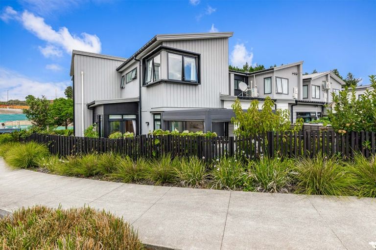 Photo of property in 16 Kauri Amber Road, Westgate, Auckland, 0614