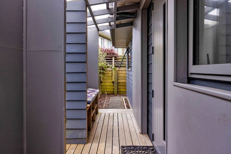 Photo of property in 102 Seaview Road, Westown, New Plymouth, 4310