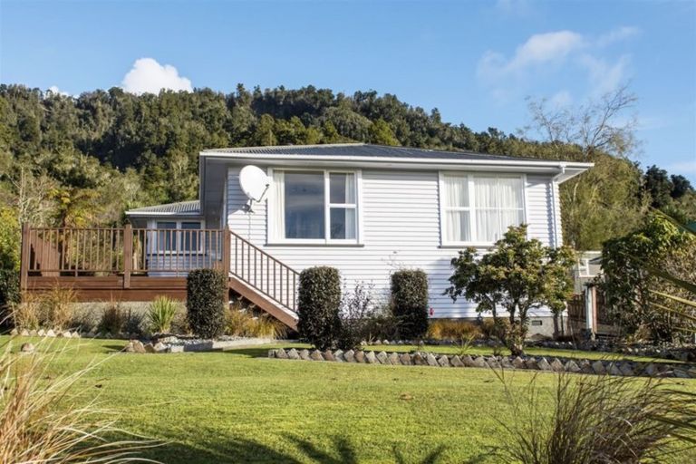 Photo of property in 17 Main Road, Harihari, 7884