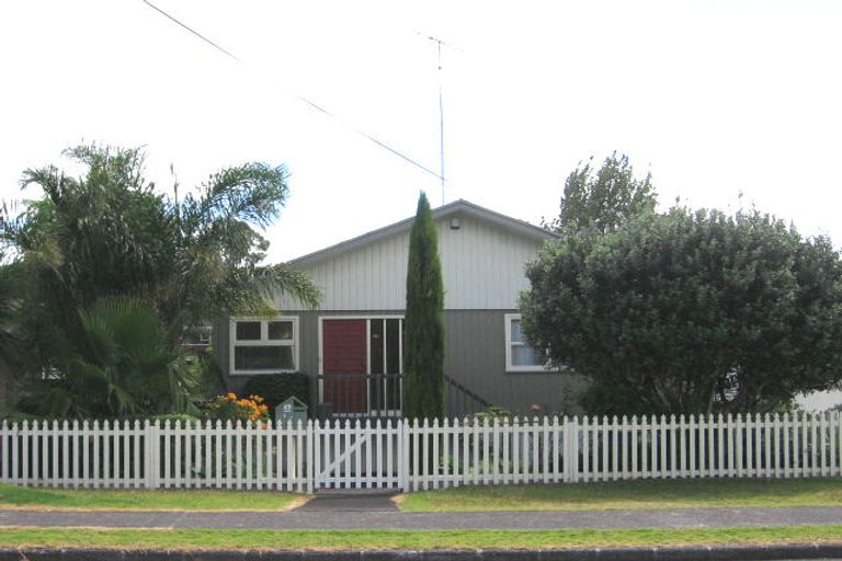 Photo of property in 2/87 Saddleback Rise, Murrays Bay, Auckland, 0630