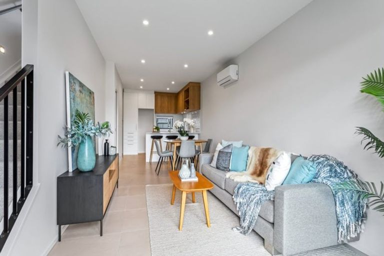 Photo of property in 14 Port Way, Rosehill, Papakura, 2113
