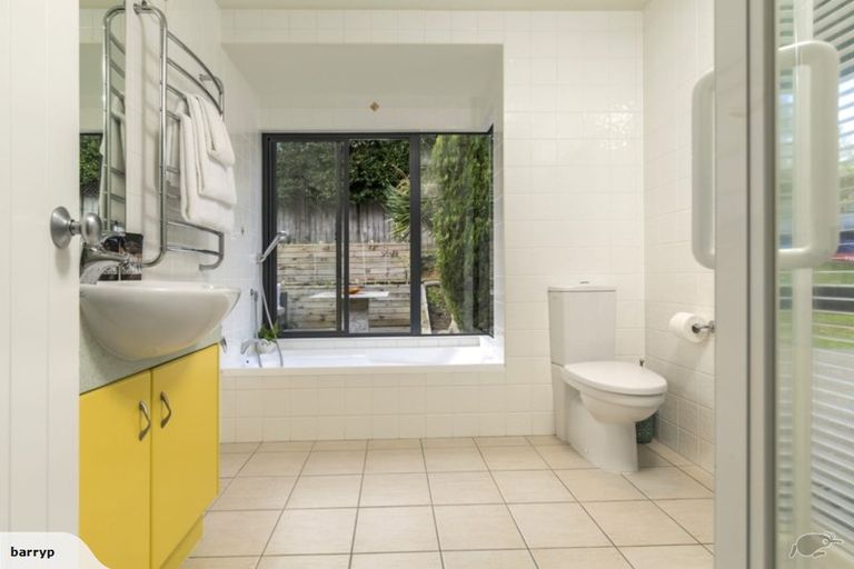 Photo of property in 28 Oakford Park Crescent, Greenhithe, Auckland, 0632