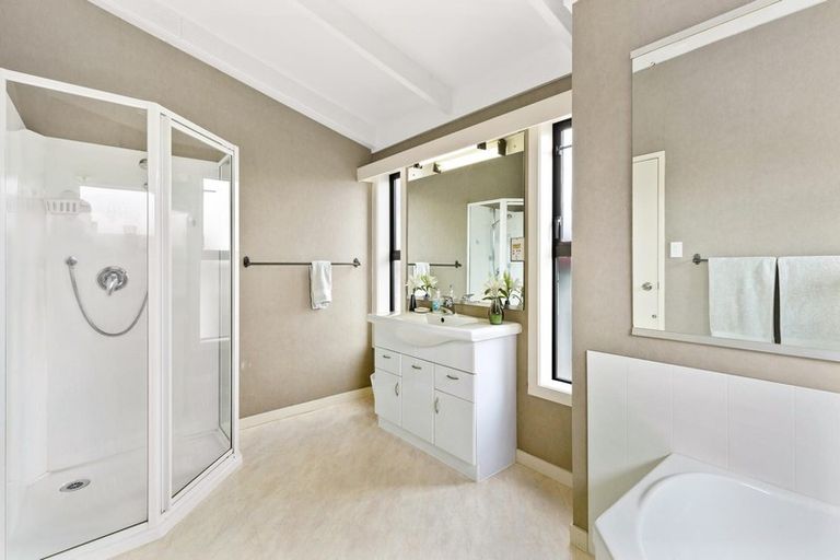 Photo of property in 22 Matuhi Rise, Henderson, Auckland, 0612