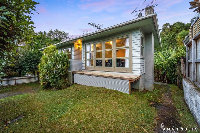 Photo of property in 4 Sunnyside Road, Sunnyvale, Auckland, 0612
