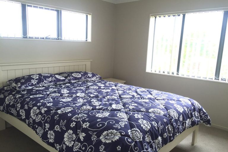 Photo of property in 1 Mana Lane, Pinehill, Auckland, 0632