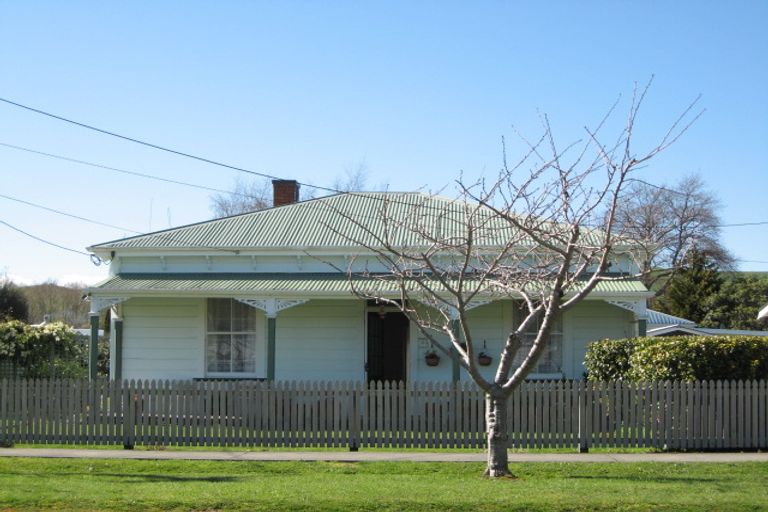 Photo of property in 40 Paraekaretu Street, Hunterville, 4730