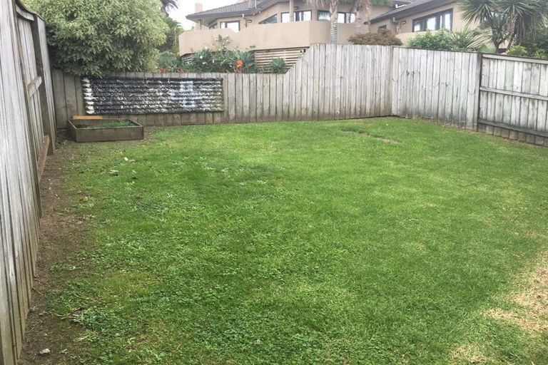 Photo of property in 35 Calypso Way, Unsworth Heights, Auckland, 0632