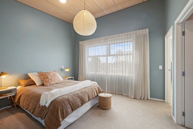 Photo of property in 318 Mangorei Road, Merrilands, New Plymouth, 4312