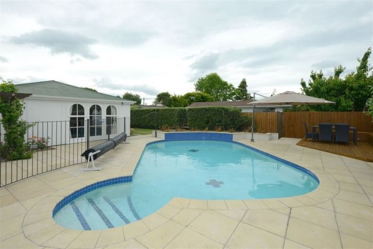 Photo of property in 53 Burnside Crescent, Burnside, Christchurch, 8053