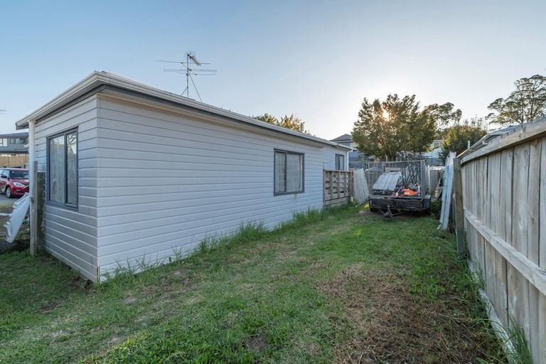 Photo of property in 2/6 Eulogy Place, Randwick Park, Auckland, 2105