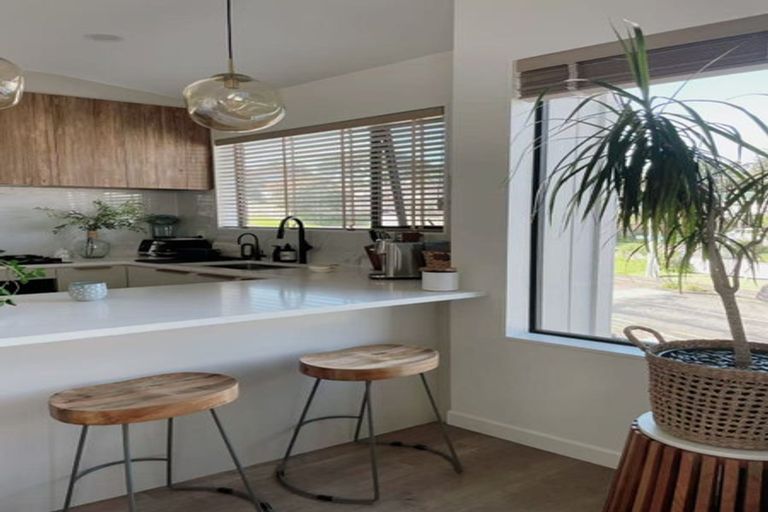 Photo of property in 41a Peach Road, Glenfield, Auckland, 0629