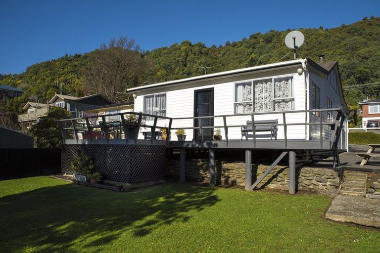 Photo of property in 37 South Terrace, Picton, 7220