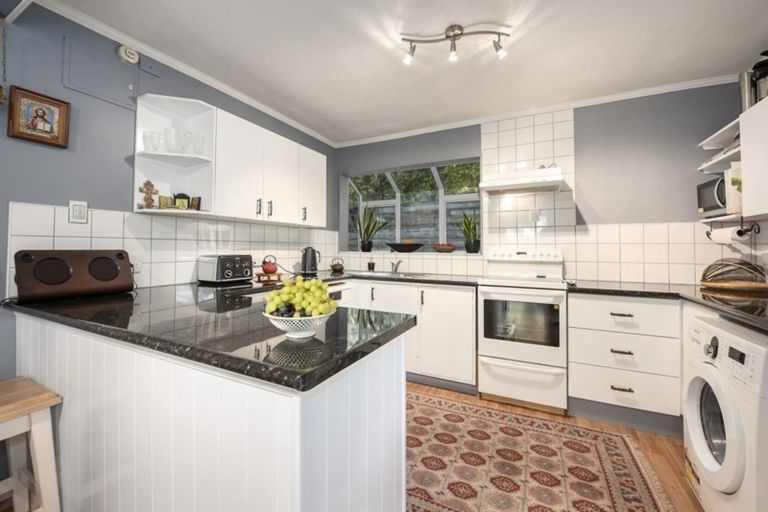 Photo of property in 82 Wyndham Road, Pinehaven, Upper Hutt, 5019