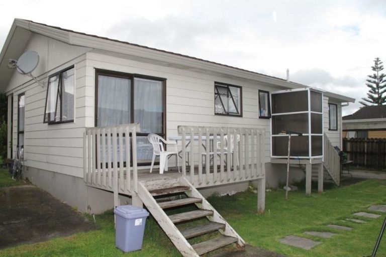 Photo of property in 2/11 Etherton Drive, Weymouth, Auckland, 2103