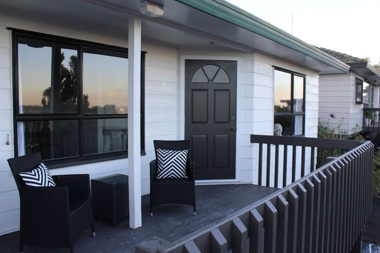 Photo of property in 1/17 Kupari Place, Totara Vale, Auckland, 0629