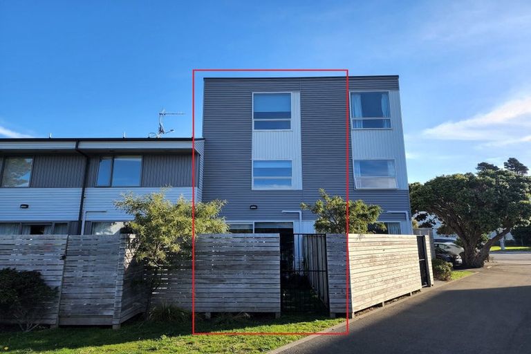 Photo of property in 2 Stone Street, Miramar, Wellington, 6022