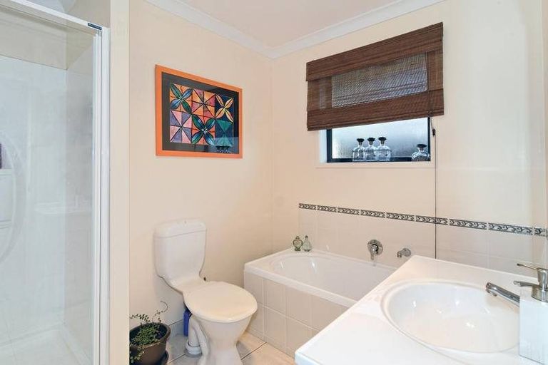 Photo of property in 62a Hutchinson Avenue, New Lynn, Auckland, 0600